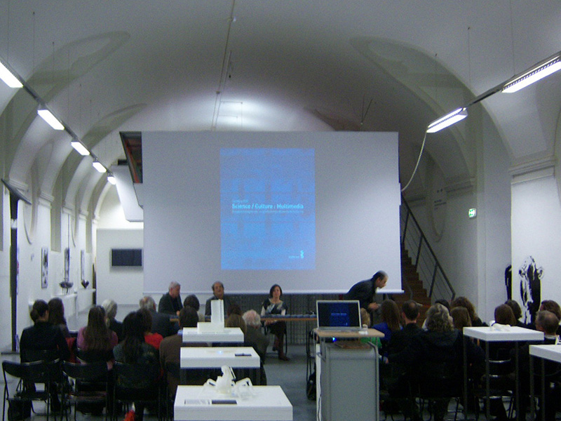 Gerhard Rihl: Buchpräsentation "Science / Culture : Multimedia" – Saal und Projektionen kurz vor der Veranstaltung
