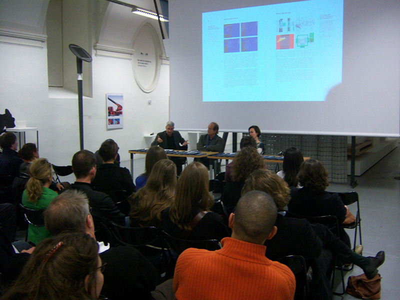 Gerhard Rihl: Buchpräsentation "Science / Culture : Multimedia" – Saal und Projektionen während vor der Veranstaltung