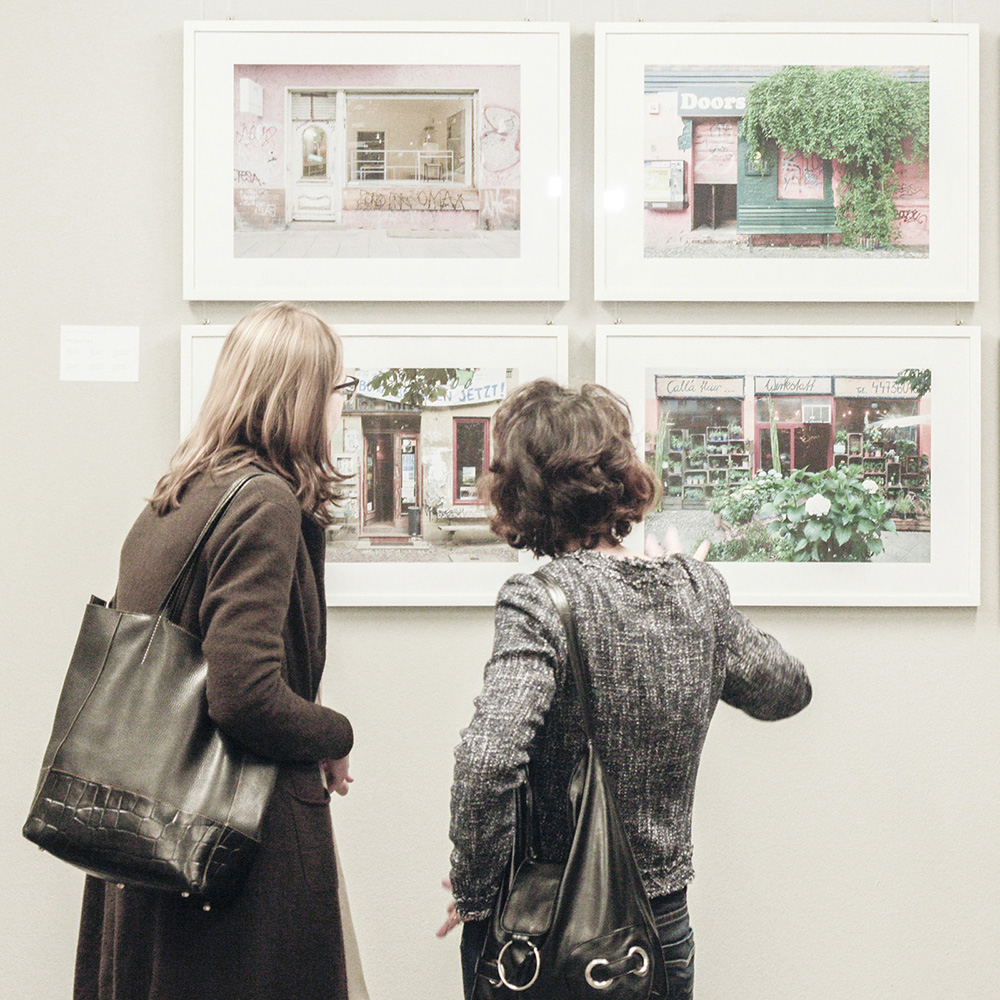 Gerhard Rihl: Ausstellung "Berlin Store Fronts" – Vernissagegäste vor Serie "Prenzlauer Berg"