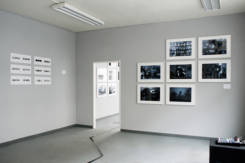 Gerhard Rihl: Ausstellung "Fool's Tower" – Serie III sowie links davon Zyklus "Der Narrenturm von 2010 in 12 Triptychen"