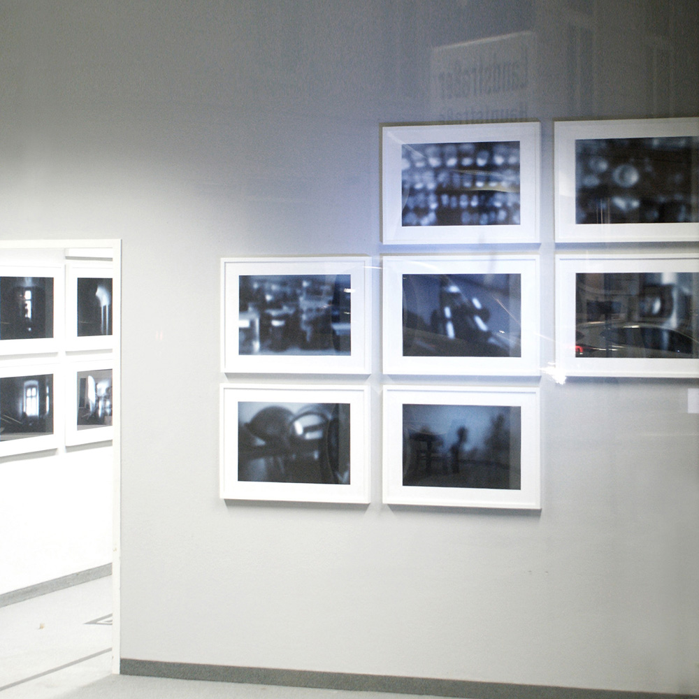 Gerhard Rihl: Ausstellung "Fool's Tower" – Serie III, im Hintergrund Teile von Serie I