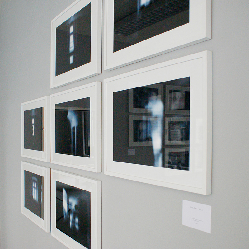 Gerhard Rihl: Ausstellung "Fool's Tower" – Serie I, im Vordergrund Tafel V