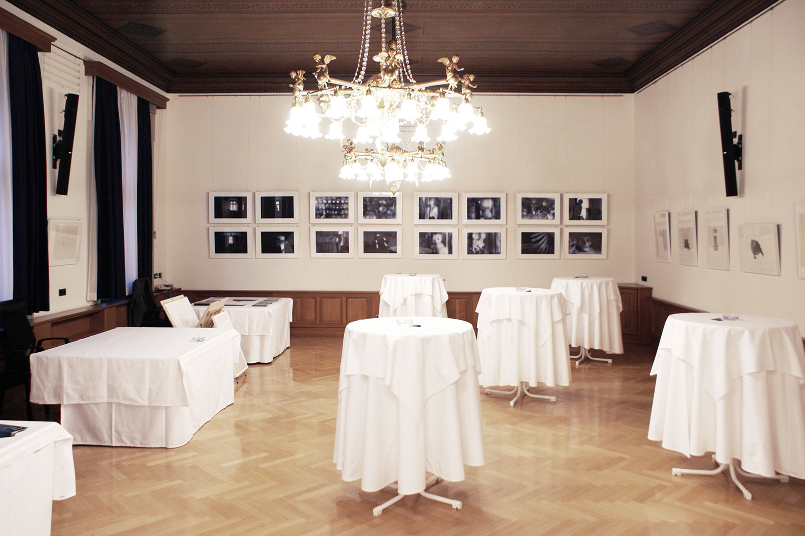 Gerhard Rihl: Ausstellung "Antipoden eines Schaffens" – Ausstellungsraum im Österreichischen Parlament mit den Arbeiten von Antipoden eines Schaffens, kurz vor der Vernissage