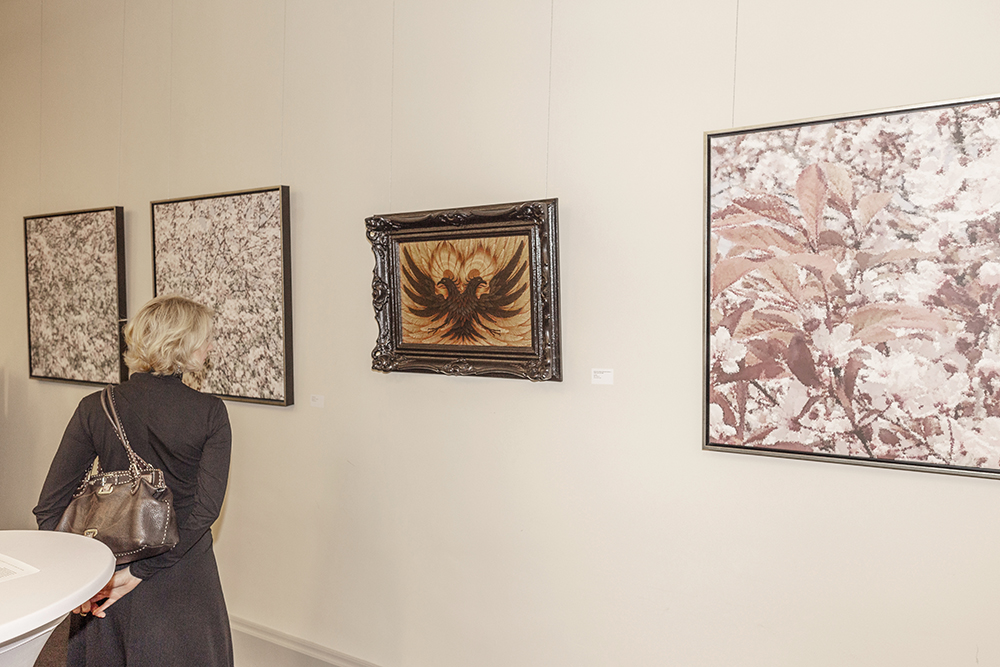 Vernissage der Ausstellung "Gerhard Rihl, Personale 2023": Besucherin vor dem Bildzyklus "En fleur".