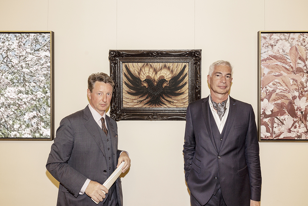 Vernissage der Ausstellung "Gerhard Rihl, Personale 2023": Norbert Nemeth und Gerhard Rihl vor der Arbeit "Banner des Heiligen Römischen Reiches in Federn".