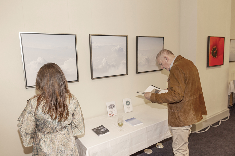 Vernissage der Ausstellung "Gerhard Rihl, Personale 2023": Besucher vor den Arbeiten "Freiheit, Serie I" und einer Arbeit aus dem Bildzyklus "En fleur".