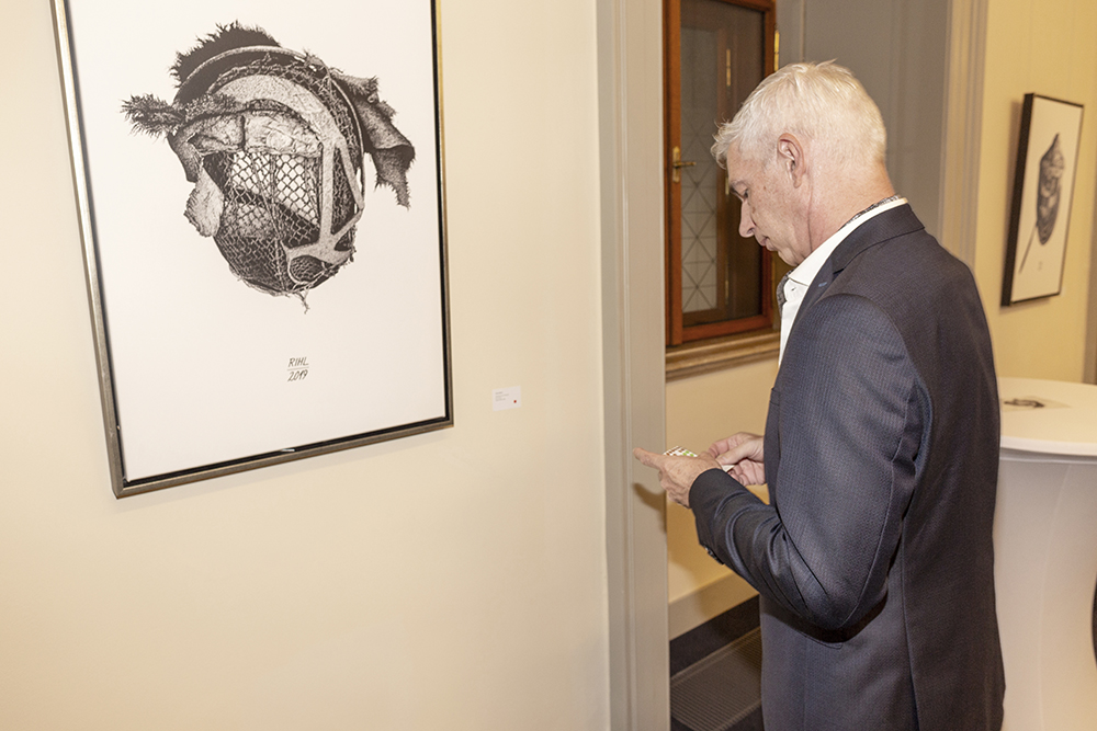 Vernissage der Ausstellung "Gerhard Rihl, Personale 2023": Gerhard Rihl nach dem Verkauf der Arbeiten "Stierschädel I" und "Stierschädel II".